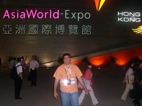 Fernando Reis com crachá de visitante na entrada do pavilhão AsiaWorld-Expo, em Hong Kong